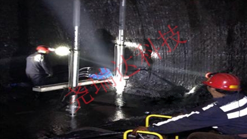 架柱式探水鉆機作業(yè)現場(chǎng)